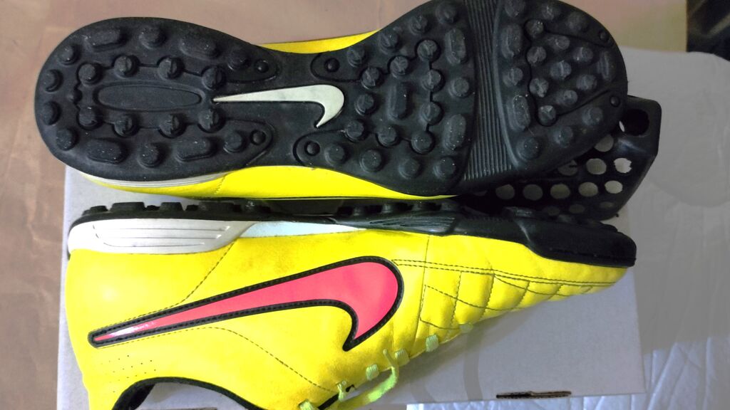 5335488 NIKE DA CALCETTO TIEMPO 